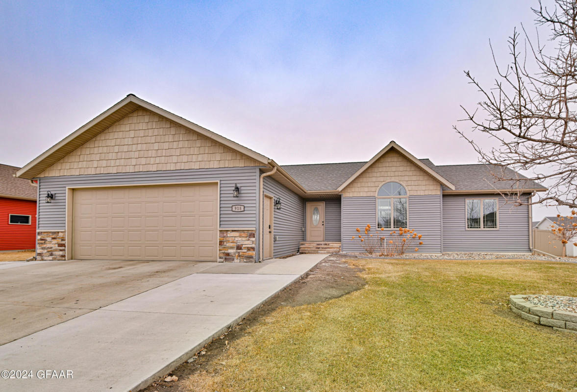 918 13TH ST SE, EAST GRAND FORKS, MN 56721, photo 1 of 40