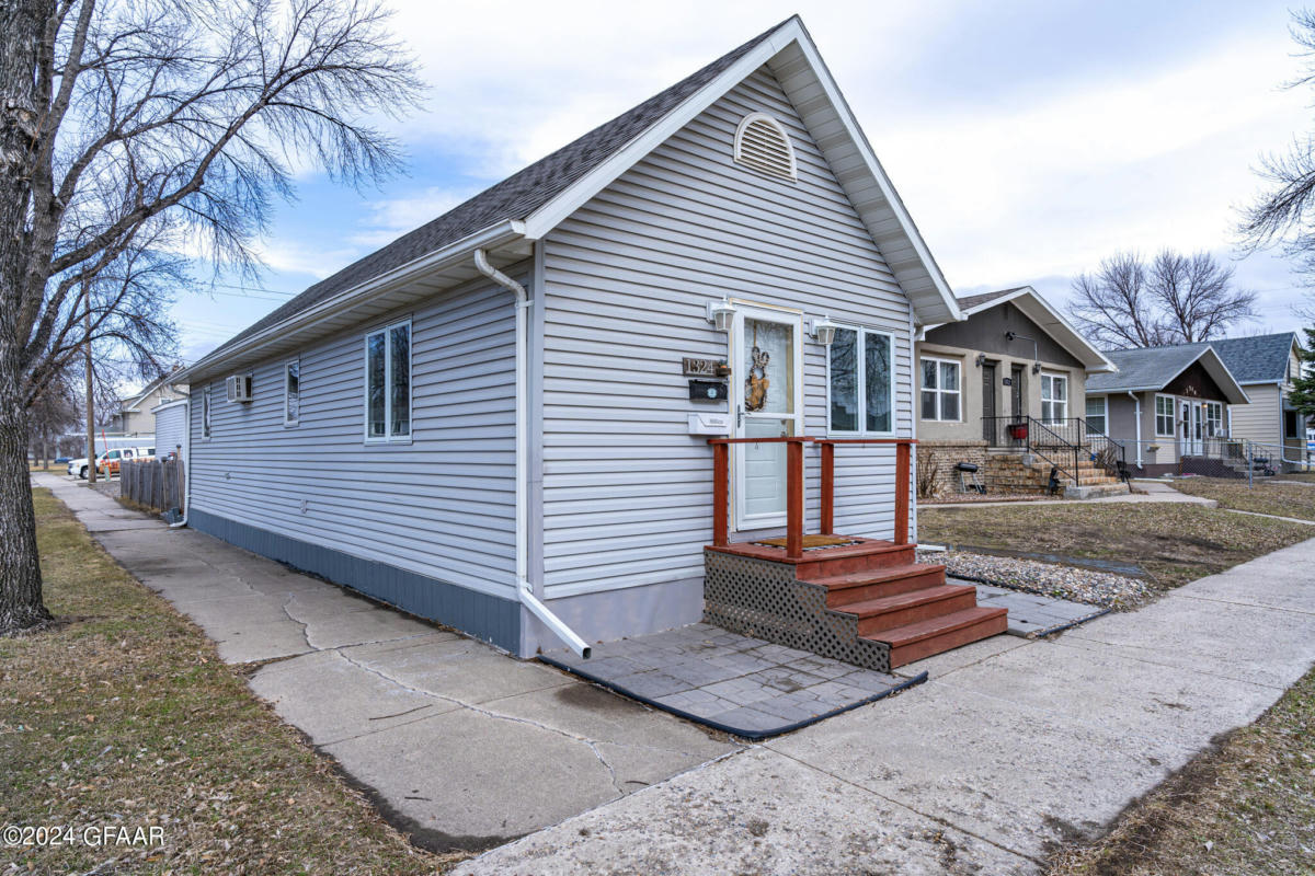 1324 8TH AVE N, GRAND FORKS, ND 58203, photo 1 of 23