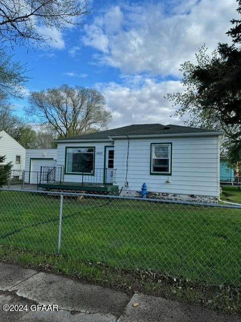 1923 6TH AVE N, GRAND FORKS, ND 58203, photo 1 of 14